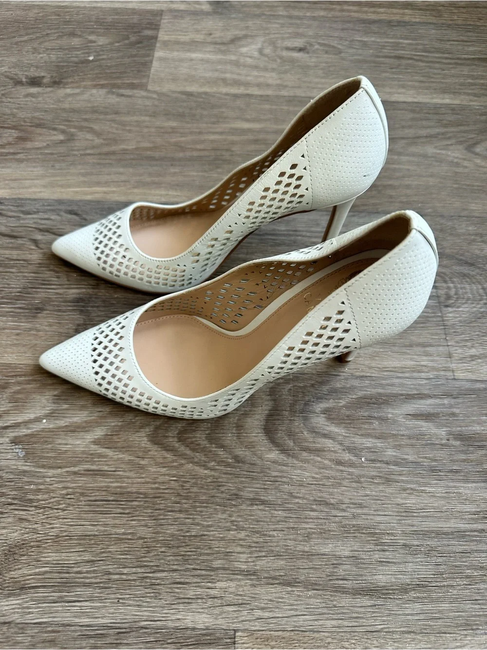 Vince Camuto Nico Perforated Pointed Toe Heels Picket Fence Ivory White Size 9.5